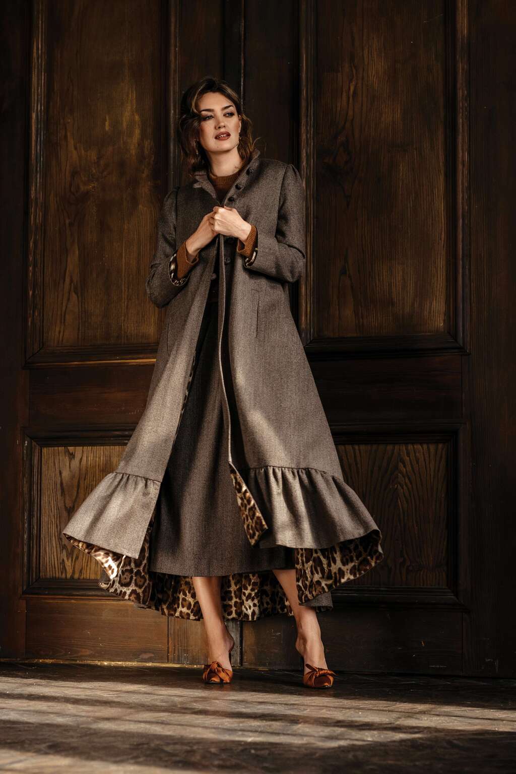 Пальто с воланом на леопардовом подкладе