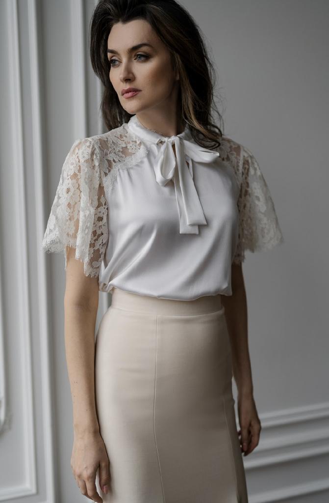 Блуза айвори с кружевными рукавами
