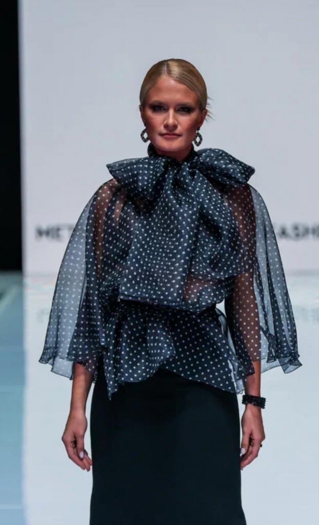 Блуза из органзы горох