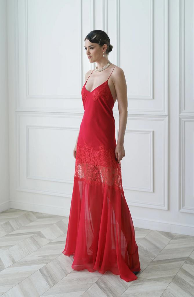 Платье из красного шифона с кружевом