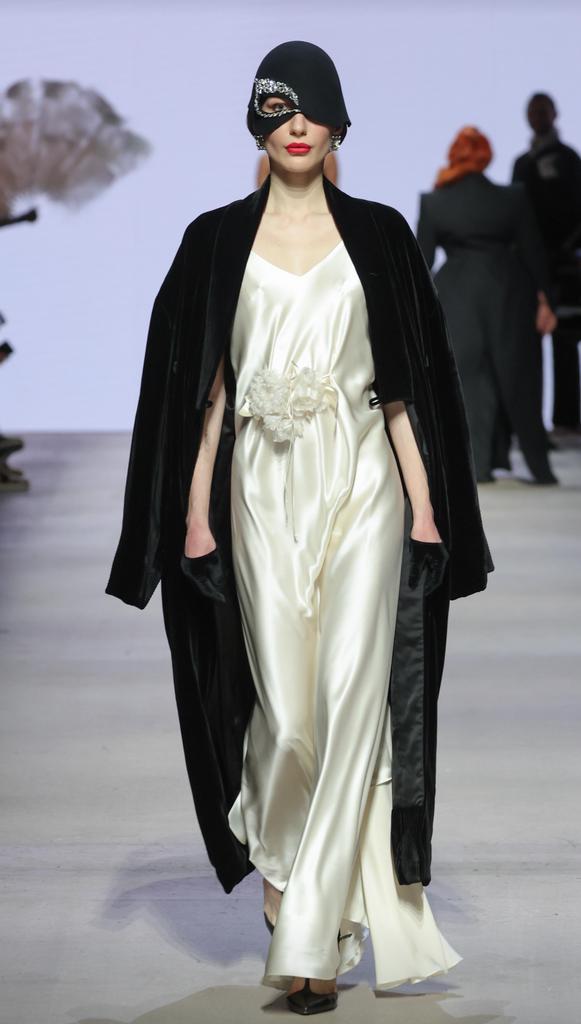 Платье из молочного шелка