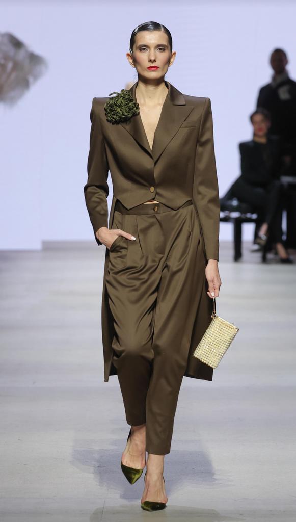 костюм оливковый фрак и брюки