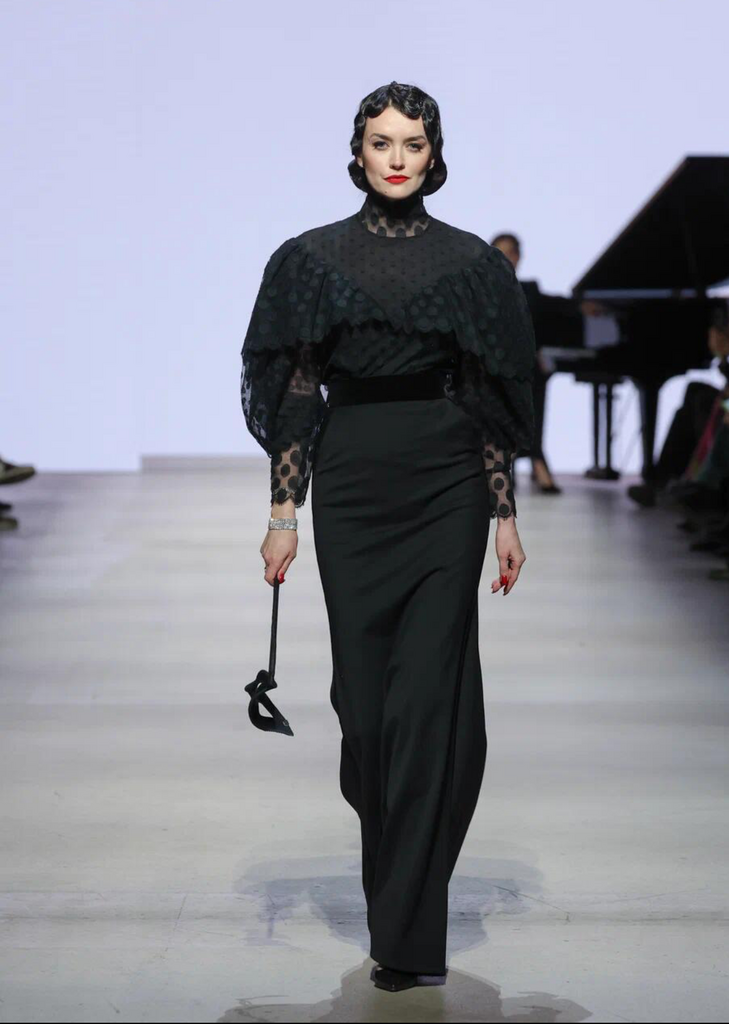 блуза в горохи черная