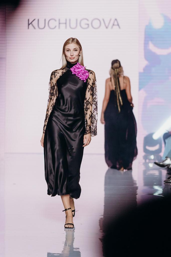 Платье из черного шелка с кружевом