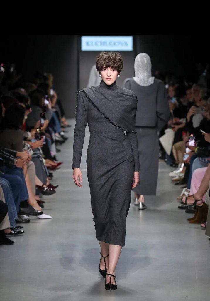 платье серое с накидкой