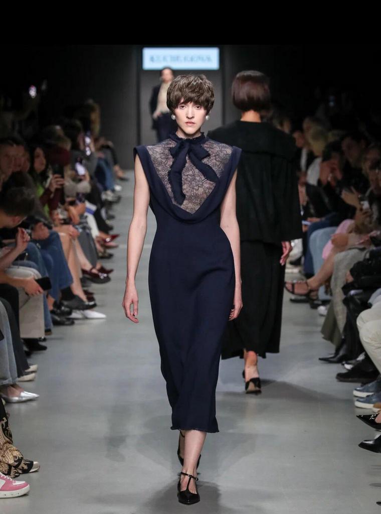 платье синее с кружевом