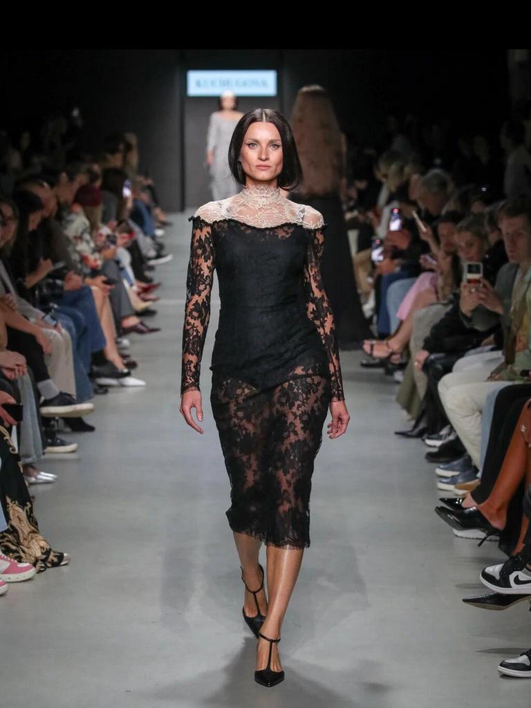 платье кружевное черное с бежевым