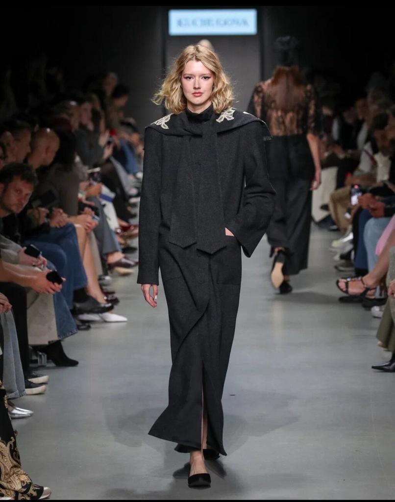 пальто серое с накидкой с кружевом