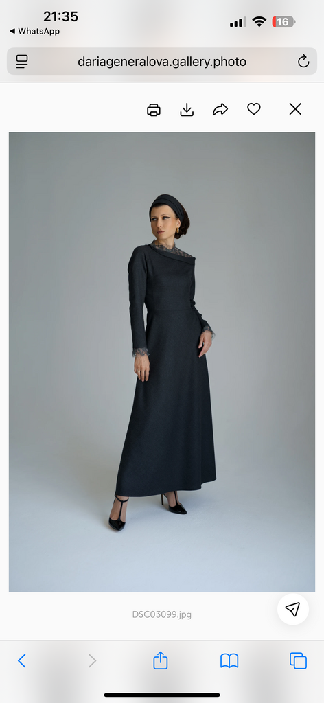 платье серое с кружевом на плече