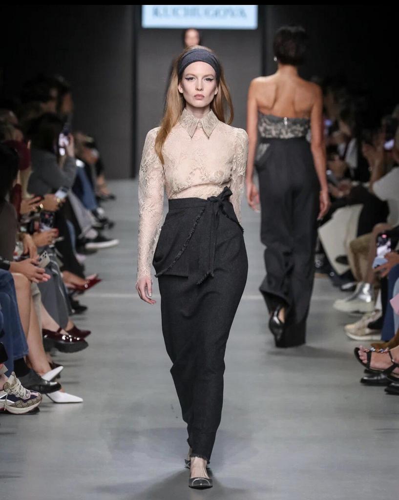 Блуза из кружева и юбка с баской