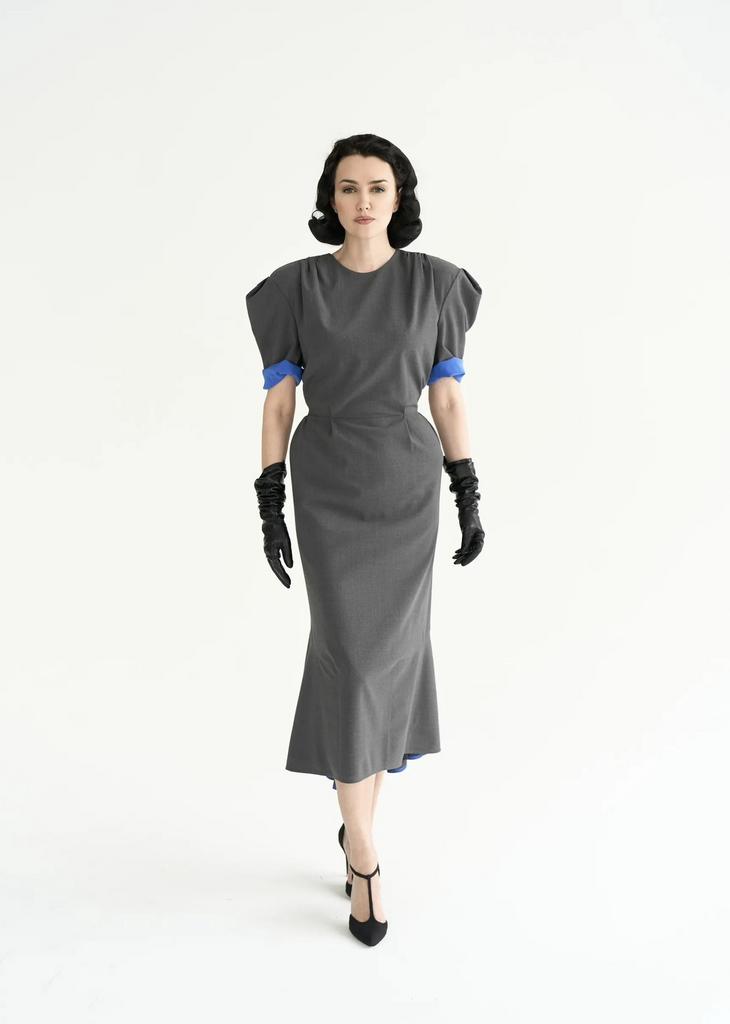 Платон серое с синими манжетами