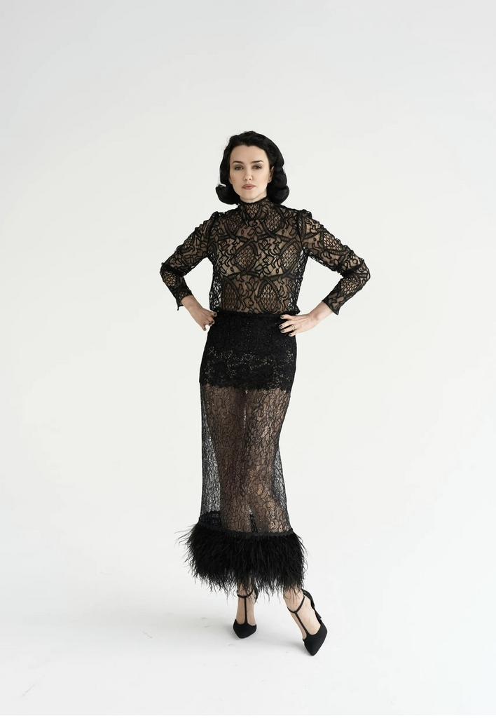 Юбка из кружева и перьев и блуза из кружева