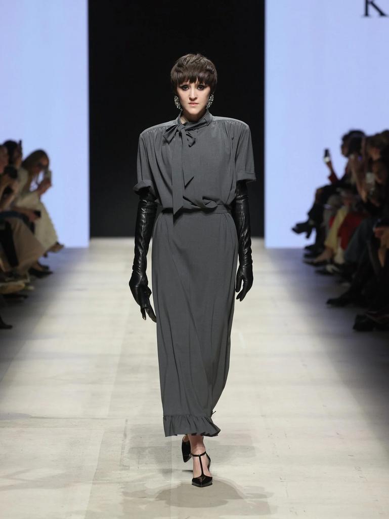 Образ - рубашка с плечами и юбка серые