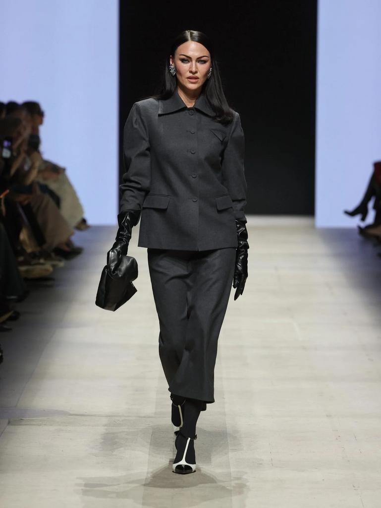 Костюм серый с юбкой