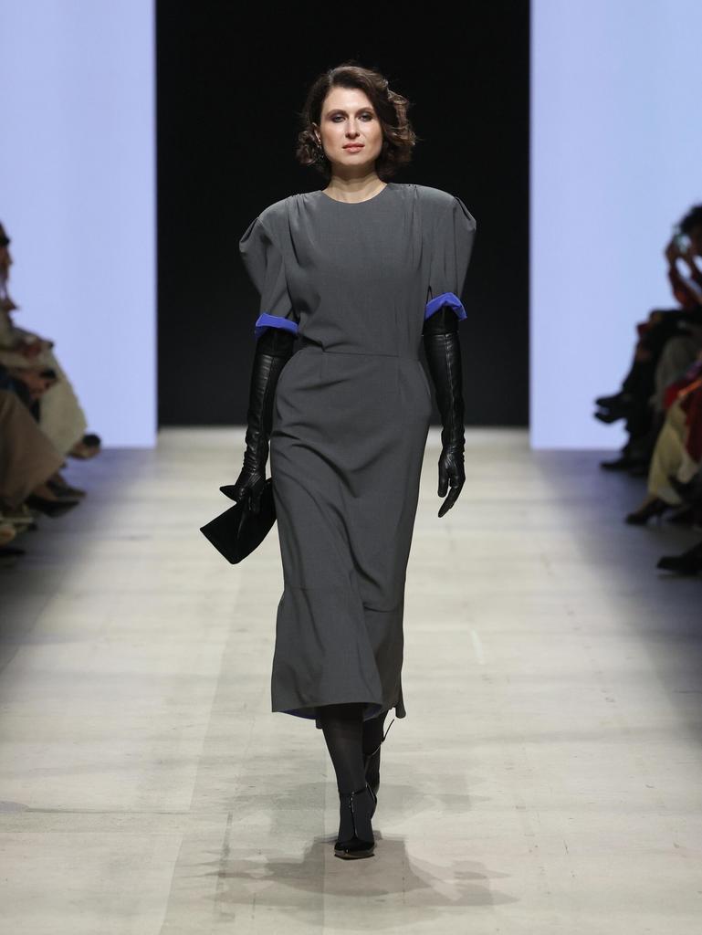 платье серое с голубыми  отворотами