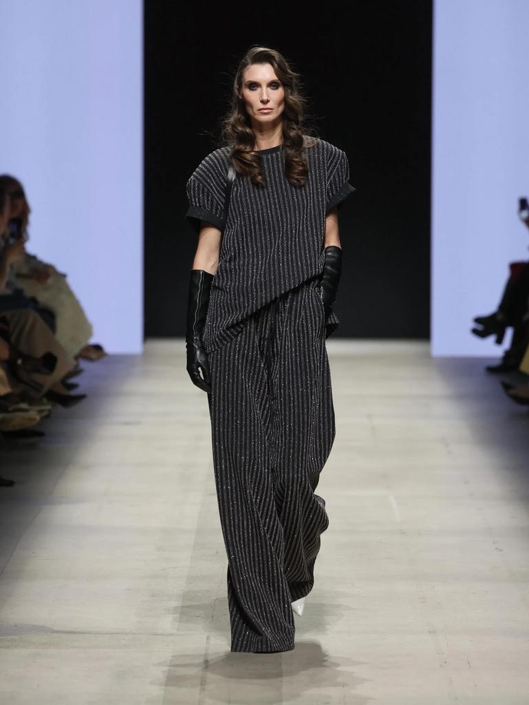 полосатый топ и брюки