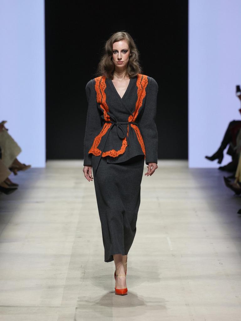 костюм серый с оранжевым кружевом