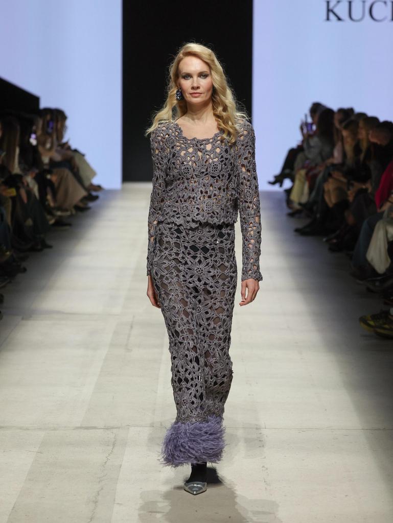 вязаный жакет и юбка с перьями