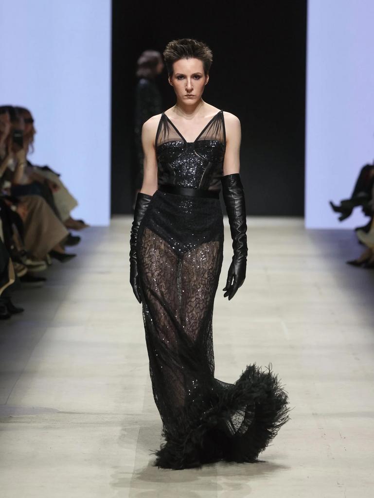 юбка с перьями и боди из пайеток