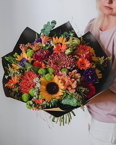 Яркая цветочная композиция