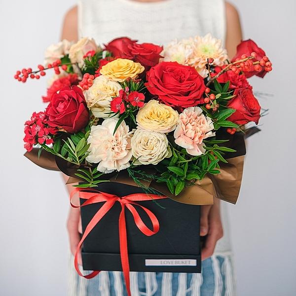 Розы и эустома в коробке