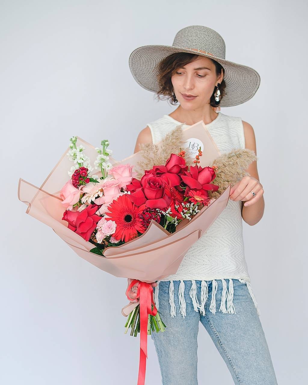 Дизайнерский букет — цикламеновая садовая роза и вакс