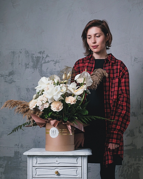 Кремовые цветы, в золотистой коробке