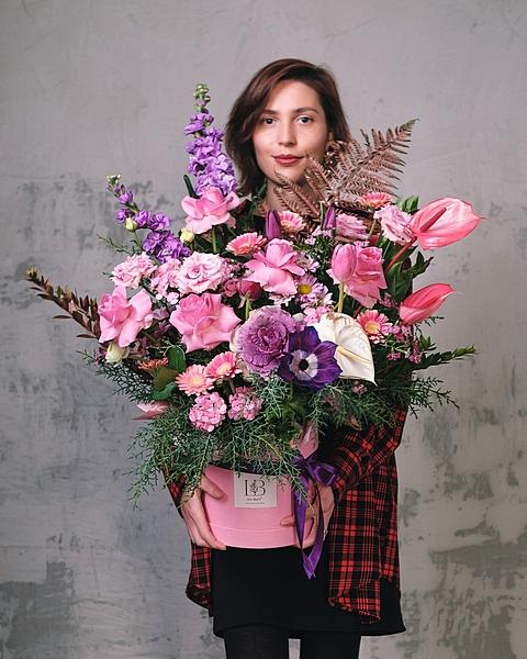 Роскошная цветочная композиция в коробке