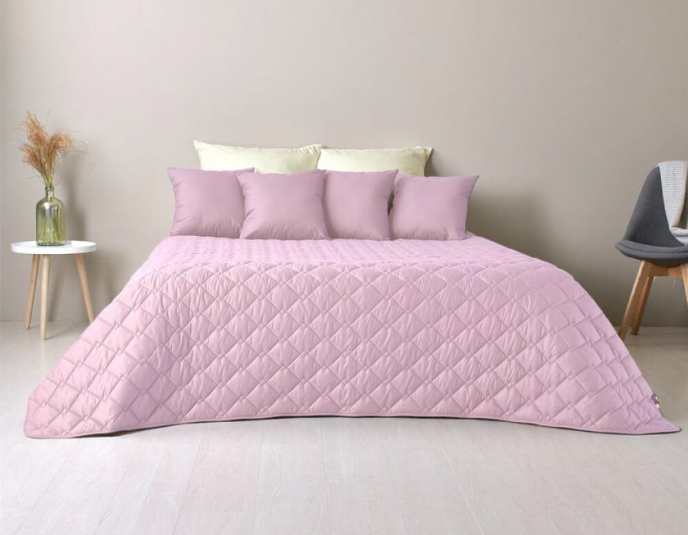 стеганое покрывало на кровать розового цвета фото 1