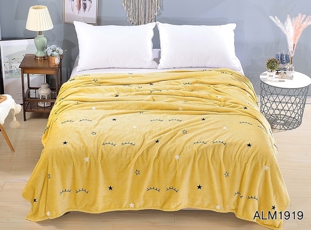 Плед на кровать велсофт желтого цвета