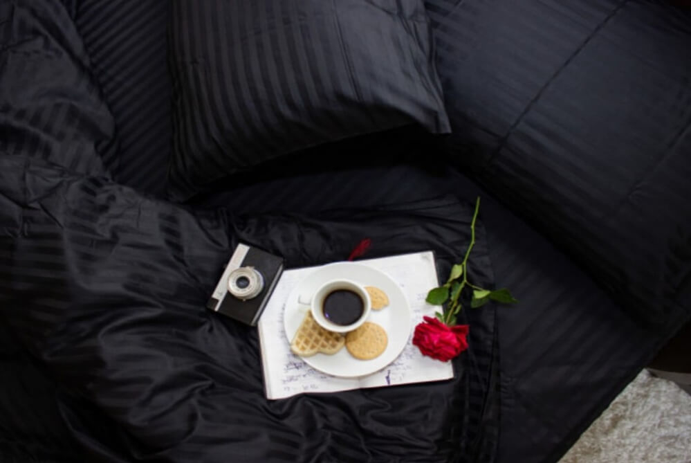 черное постельное белье страйп сатин