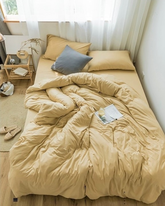 однотонное постельное белье сатин золотого цвета фото 1