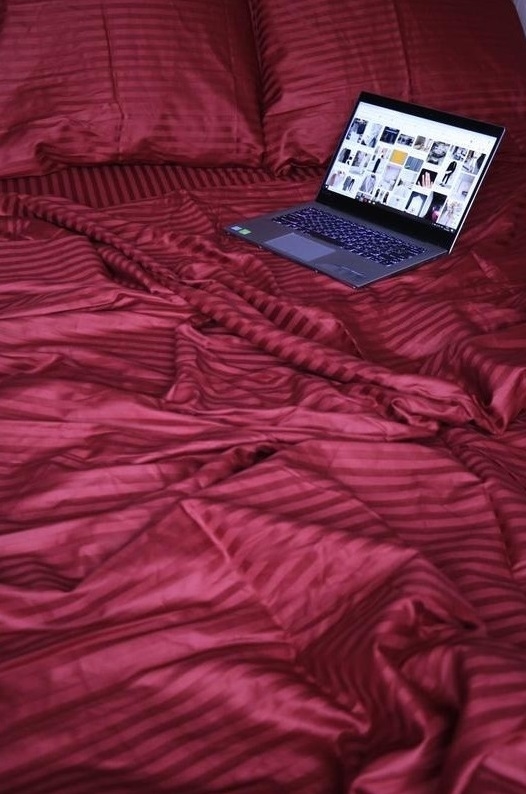 постельное белье страйп сатин бордо цвета