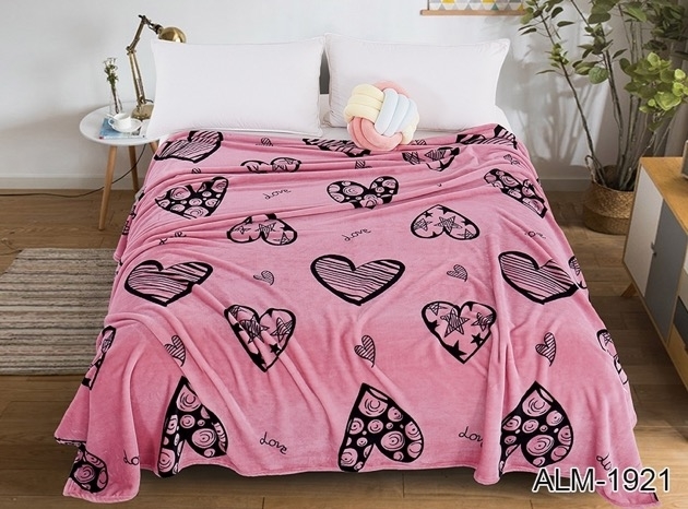 Плед на кровать велсофт розового цвета с сердечками