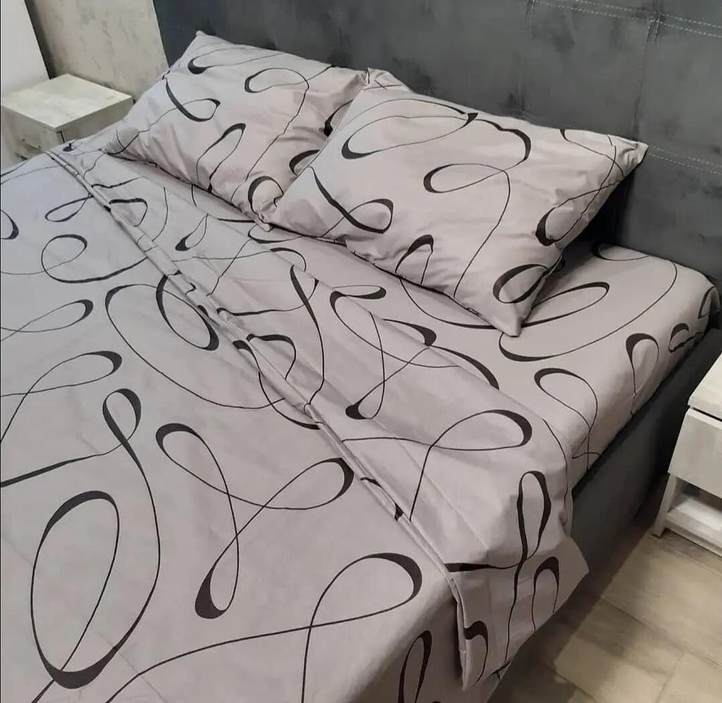 постільна білизна сірого кольору з вензелями