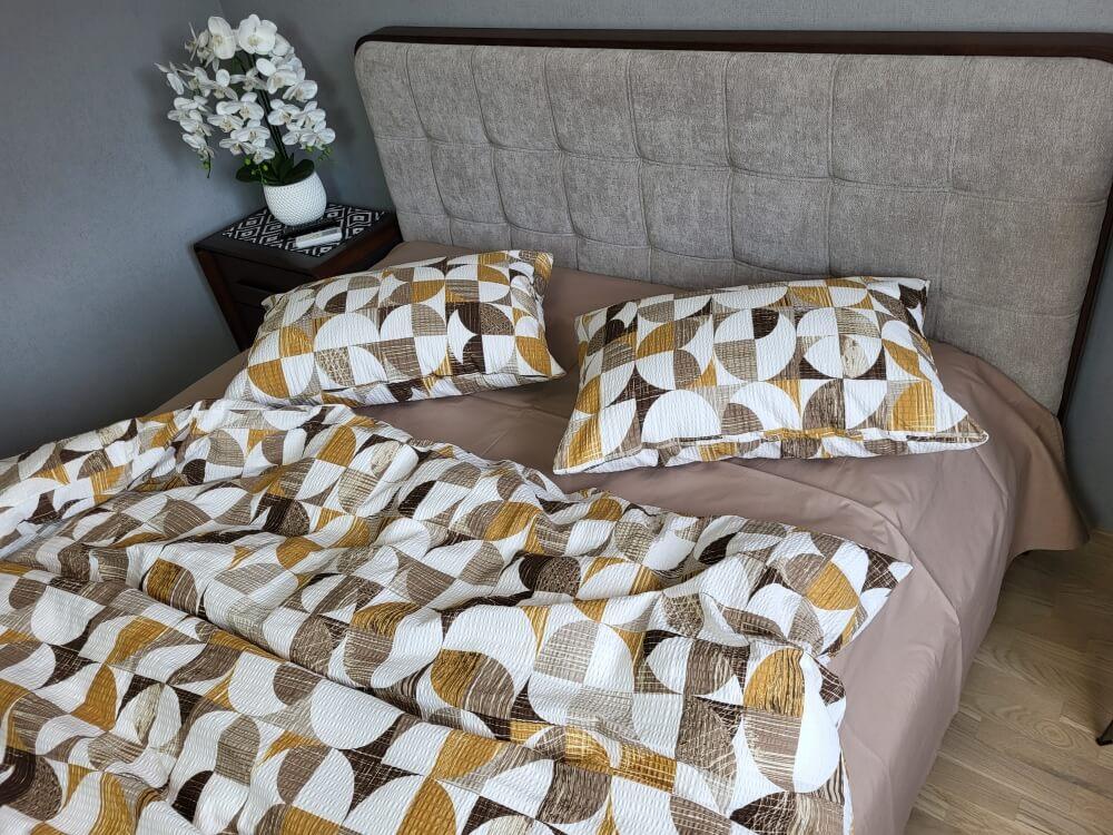 постільна білизна ранфорс гофре коричнево-мідного кольору з геометричним малюнком та однотонним простирадлом фото 1