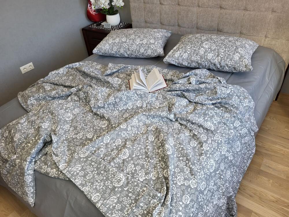 постільна білизна ранфорс гофре сірого кольору з трояндами фото 3