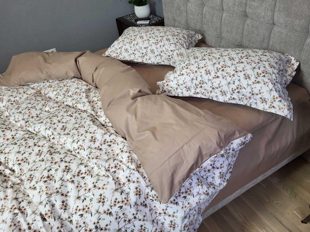 постільна білизна котон з дрібними світло-коричневими гілочками з квітами на білому фоні фото 1