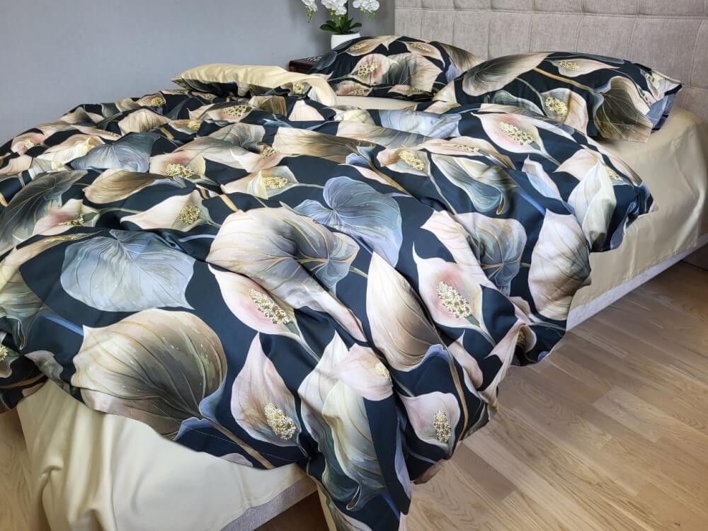 постільна білизна сатині преміум чорного кольору з бежевими квітами кали фото 1