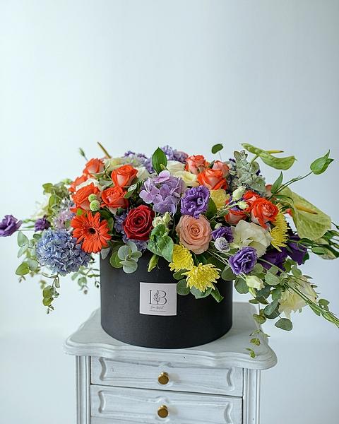 Стильная коробка с цветами