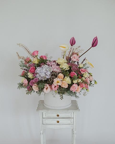 Дизайнерская коробка из кремовых цветов