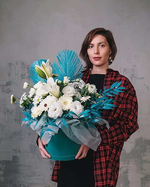 Бело-бирюзовая композиция