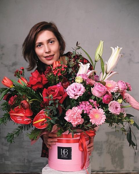 Ало-розовая коробка цветов