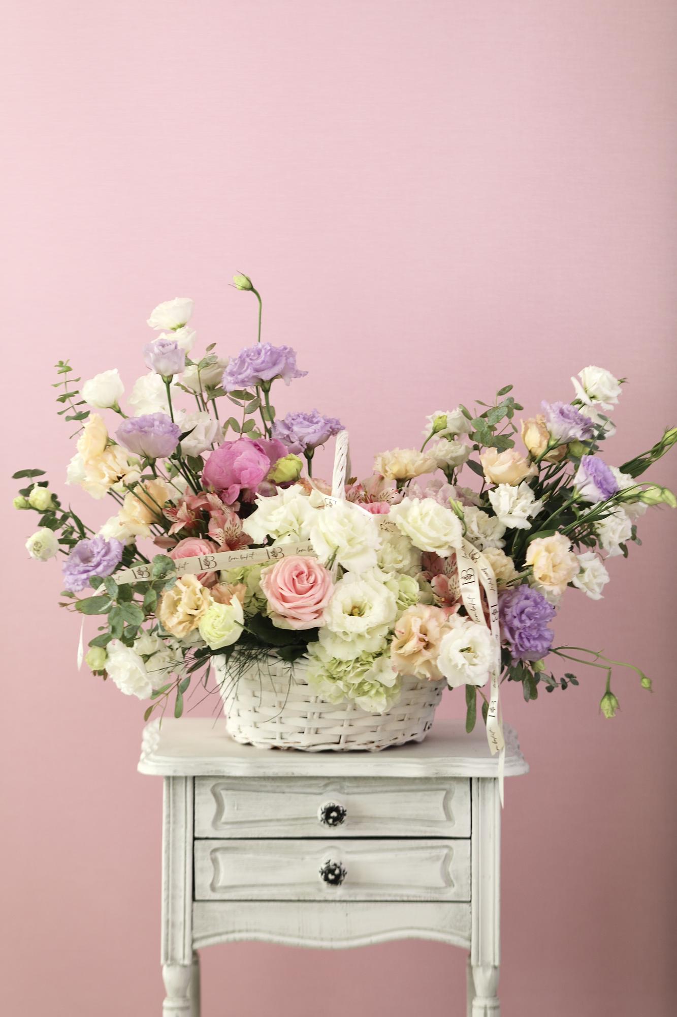 Корзина в нежных тонах