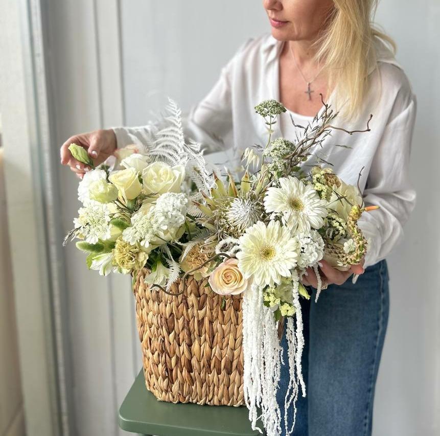 Корзина белых цветов