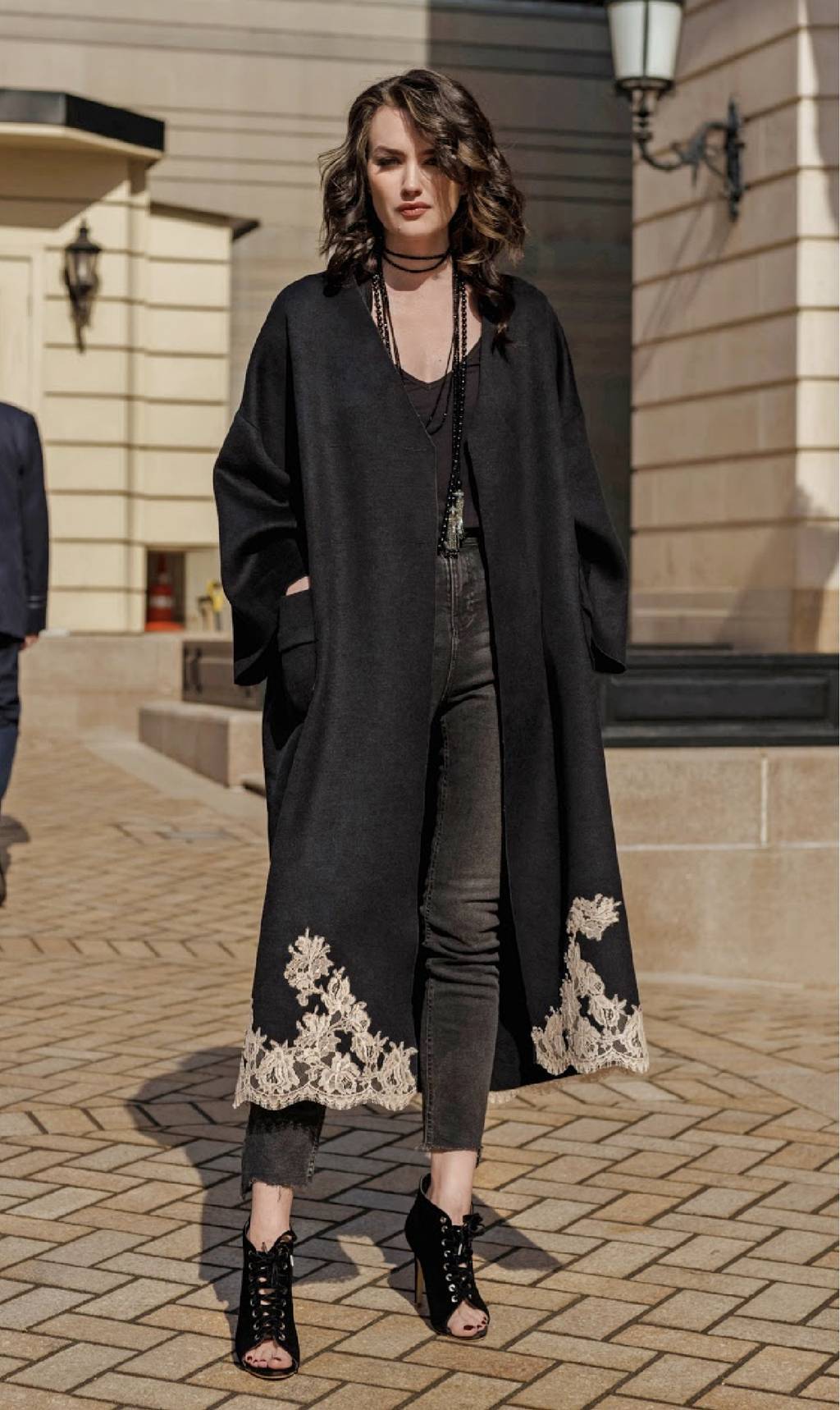 Пальто чёрное с кружевом без подклада