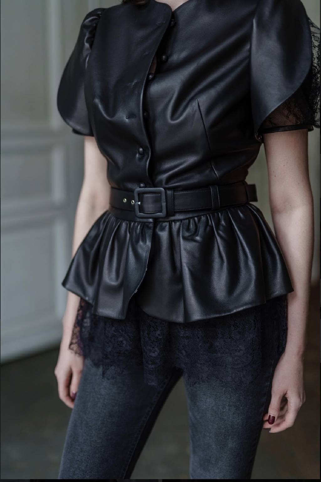 Кожаная куртка с кружевом