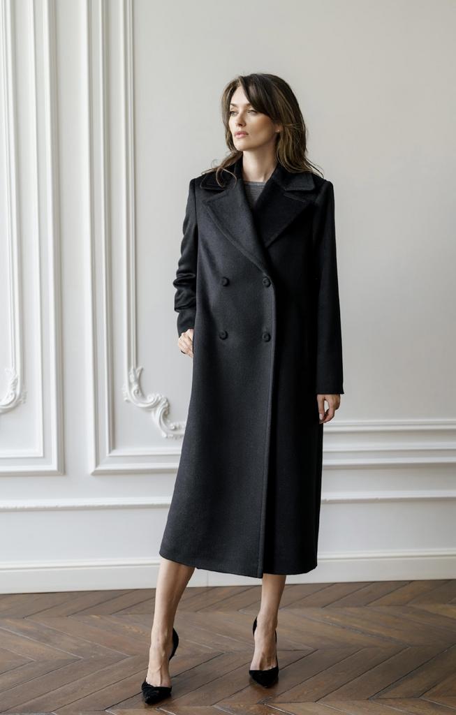 Пальто из чёрного кашемира с большим воротником