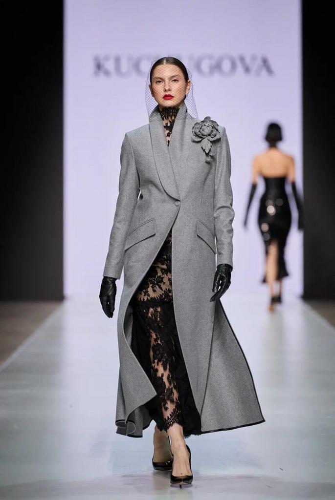 арт 111050  пальто светло-серое  с розой