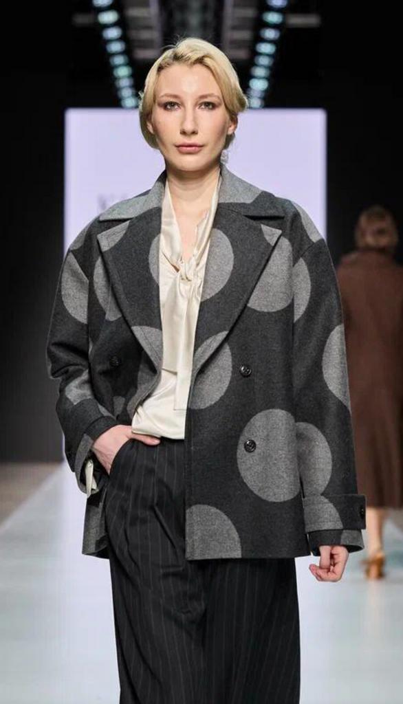 арт 111052 полупальто серое принт круги